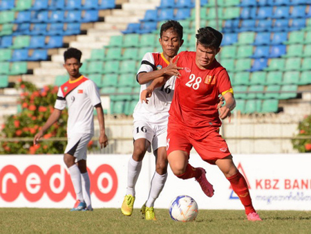 U19 Việt Nam (áo đỏ) toàn thắng sau 3 trận.